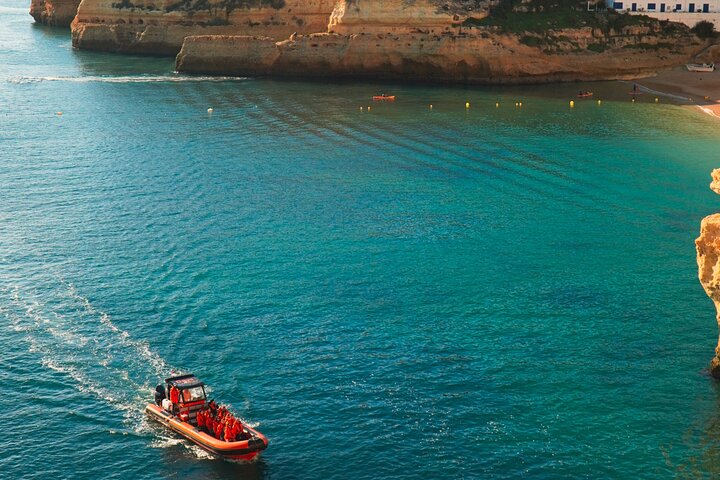 Tour en lancha rápida explorando las impresionantes Cuevas de Benagil y la costa del Algarve desde Lagos, Portugal, foto 7 | wizardtrip