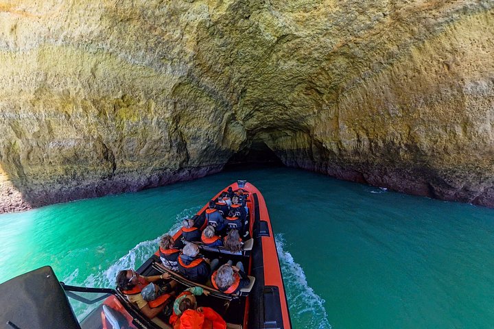 Tour en lancha rápida explorando las impresionantes Cuevas de Benagil y la costa del Algarve desde Lagos, Portugal, foto 8 | wizardtrip