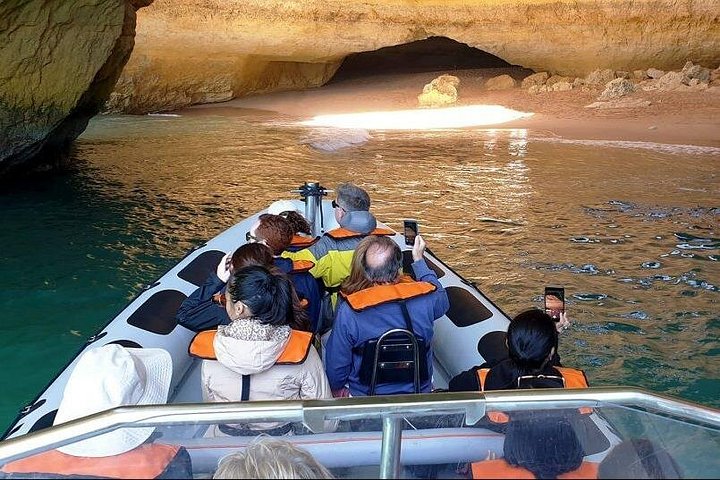 Tour en lancha rápida explorando las impresionantes Cuevas de Benagil y la costa del Algarve desde Lagos, Portugal, foto 9 | wizardtrip