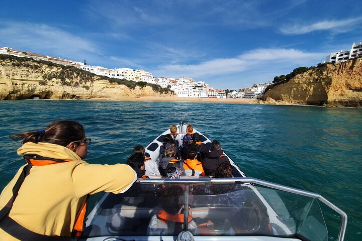 Tour en lancha rápida explorando las impresionantes Cuevas de Benagil y la costa del Algarve desde Lagos, Portugal, foto 11 | wizardtrip