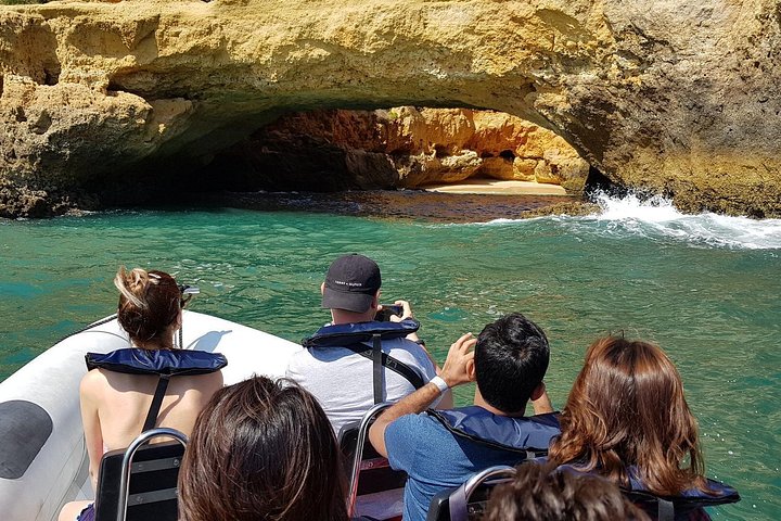 Tour en lancha rápida explorando las impresionantes Cuevas de Benagil y la costa del Algarve desde Lagos, Portugal, foto 12 | wizardtrip