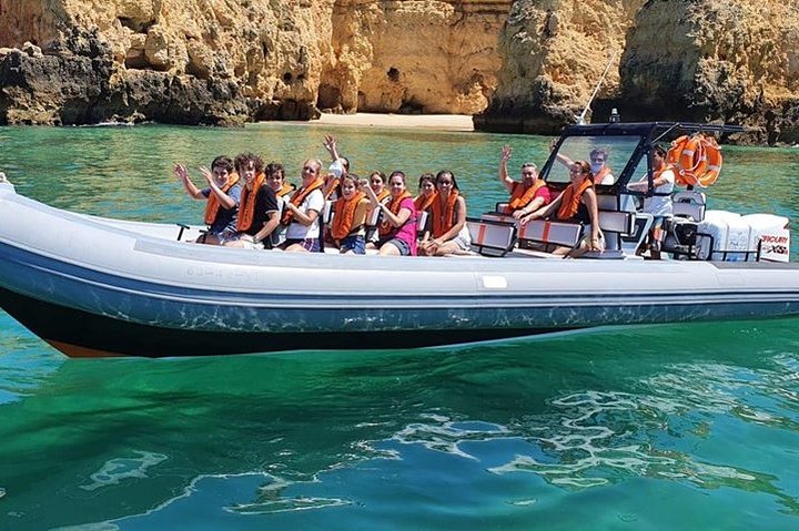 Tour en lancha rápida explorando las impresionantes Cuevas de Benagil y la costa del Algarve desde Lagos, Portugal, foto 13 | wizardtrip