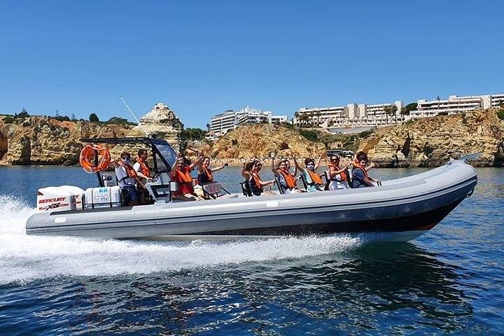 Tour en lancha rápida explorando las impresionantes Cuevas de Benagil y la costa del Algarve desde Lagos, Portugal, foto 14 | wizardtrip