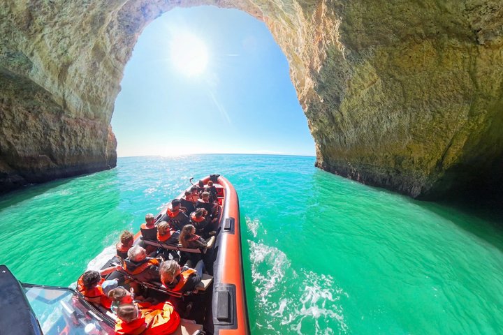 Tour en lancha rápida explorando las impresionantes Cuevas de Benagil y la costa del Algarve desde Lagos, Portugal, foto 15 | wizardtrip