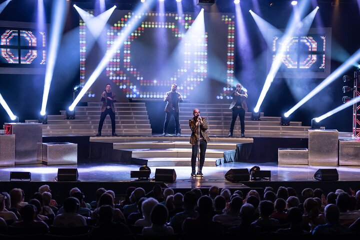 SIX est un groupe vocal composé de six frères se produisant à Branson, Missouri, photo 10 | wizardtrip