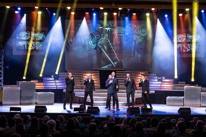 SIX est un groupe vocal composé de six frères se produisant à Branson, Missouri, photo 15 | wizardtrip