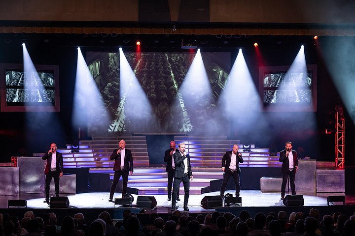 SIX est un groupe vocal composé de six frères se produisant à Branson, Missouri, photo 17 | wizardtrip