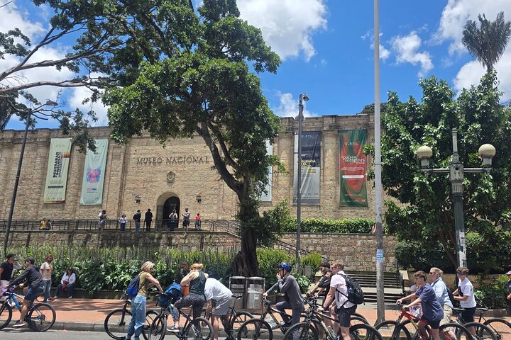 Verken de levendige straten en cultuur van Bogotá tijdens een begeleide fietstour, bezoek markten, straatkunst en historische bezienswaardigheden, foto 8 | wizardtrip