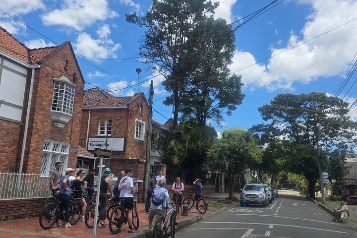 Verken de levendige straten en cultuur van Bogotá tijdens een begeleide fietstour, bezoek markten, straatkunst en historische bezienswaardigheden, foto 9 | wizardtrip