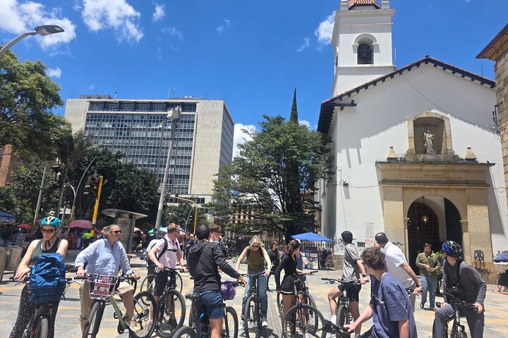Verken de levendige straten en cultuur van Bogotá tijdens een begeleide fietstour, bezoek markten, straatkunst en historische bezienswaardigheden, foto 10 | wizardtrip