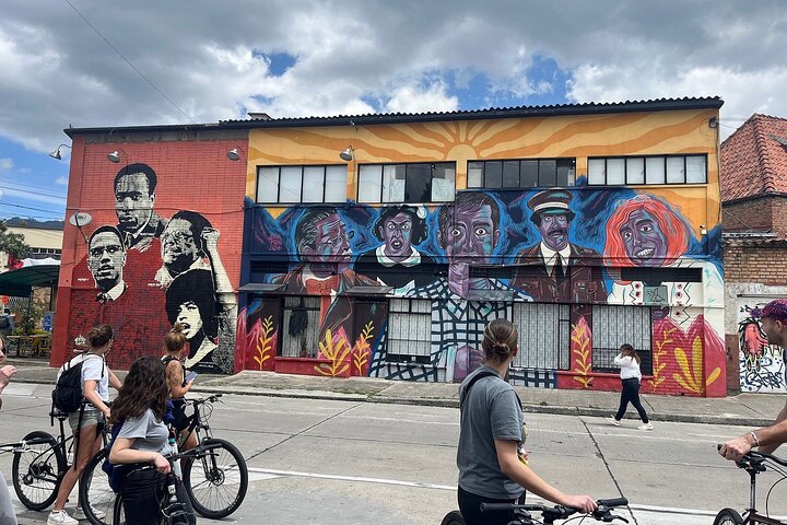 Verken de levendige straten en cultuur van Bogotá tijdens een begeleide fietstour, bezoek markten, straatkunst en historische bezienswaardigheden, foto 12 | wizardtrip