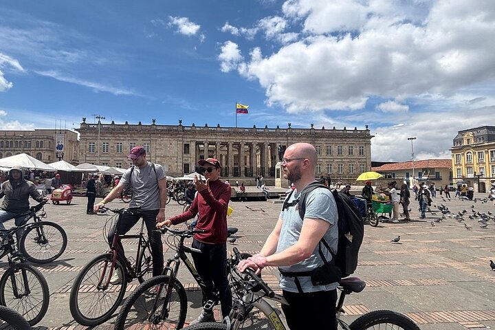 Verken de levendige straten en cultuur van Bogotá tijdens een begeleide fietstour, bezoek markten, straatkunst en historische bezienswaardigheden, foto 13 | wizardtrip