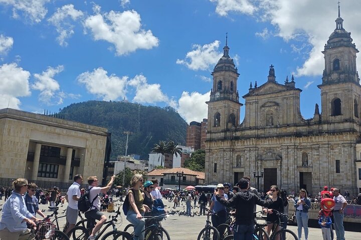Verken de levendige straten en cultuur van Bogotá tijdens een begeleide fietstour, bezoek markten, straatkunst en historische bezienswaardigheden, foto 14 | wizardtrip
