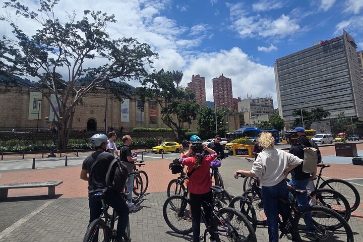 Verken de levendige straten en cultuur van Bogotá tijdens een begeleide fietstour, bezoek markten, straatkunst en historische bezienswaardigheden, foto 15 | wizardtrip