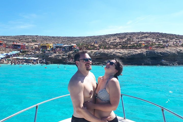 Privat båttur som utforskar Maltas Blue Lagoon, Crystal Lagoon och Comino, foto 2 | wizardtrip