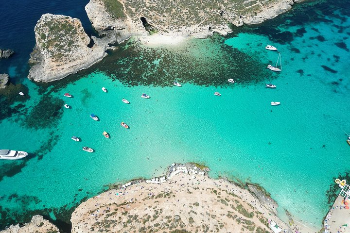 Privat båttur som utforskar Maltas Blue Lagoon, Crystal Lagoon och Comino, foto 3 | wizardtrip