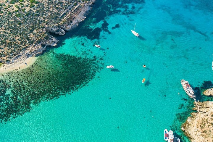 Privat båttur som utforskar Maltas Blue Lagoon, Crystal Lagoon och Comino, foto 4 | wizardtrip