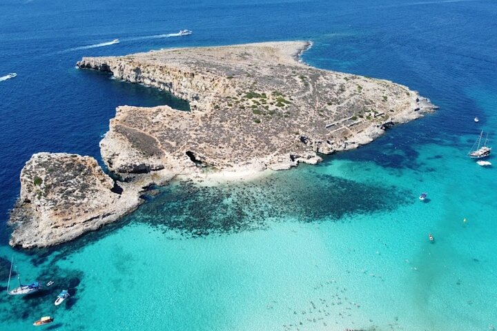 Privat båttur som utforskar Maltas Blue Lagoon, Crystal Lagoon och Comino, foto 6 | wizardtrip
