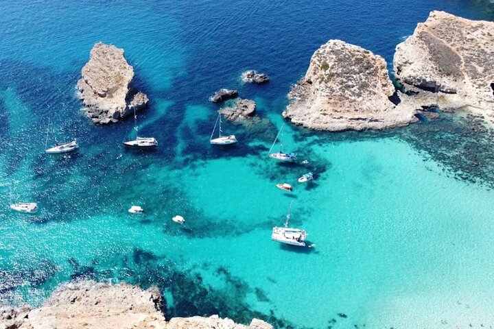 Privat båttur som utforskar Maltas Blue Lagoon, Crystal Lagoon och Comino, foto 9 | wizardtrip