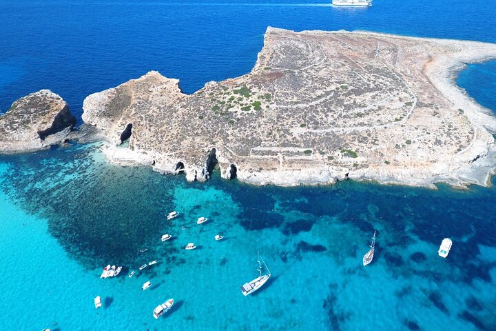 Privat båttur som utforskar Maltas Blue Lagoon, Crystal Lagoon och Comino, foto 13 | wizardtrip