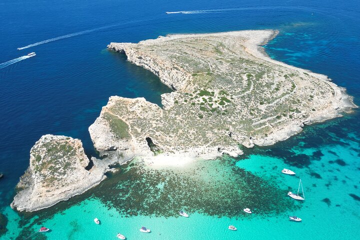 Privat båttur som utforskar Maltas Blue Lagoon, Crystal Lagoon och Comino, foto 18 | wizardtrip
