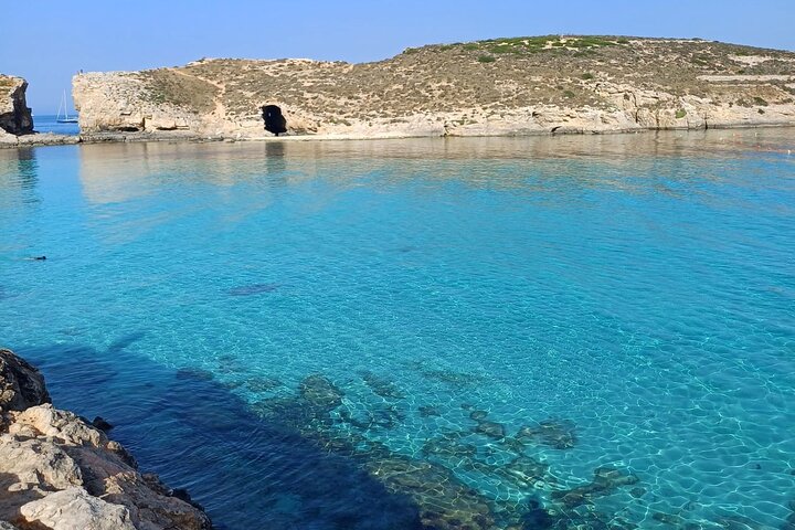Privat båttur som utforskar Maltas Blue Lagoon, Crystal Lagoon och Comino, foto 23 | wizardtrip