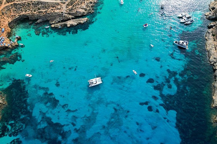 Privat båttur som utforskar Maltas Blue Lagoon, Crystal Lagoon och Comino, foto 26 | wizardtrip