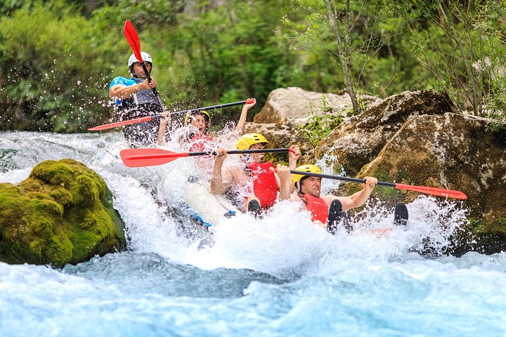 Riverrafting-eventyr på Cetina-floden i Kroatien, der byder på spændende strømfald og fantastiske kløftudsigter, foto 9 | wizardtrip
