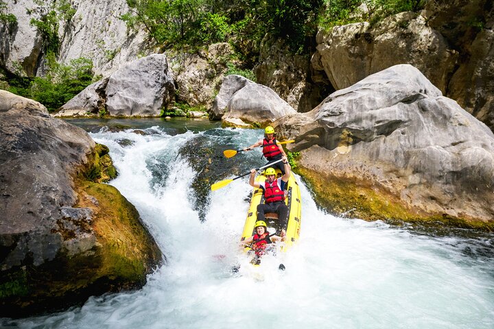 Riverrafting-eventyr på Cetina-floden i Kroatien, der byder på spændende strømfald og fantastiske kløftudsigter, foto 10 | wizardtrip