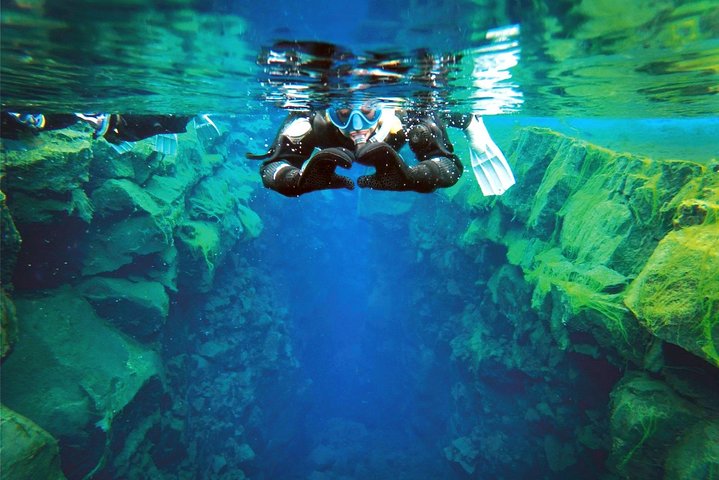 Snorkeling à Silfra entre les continents avec photos incluses - Véhicule personnel | wizardtrip