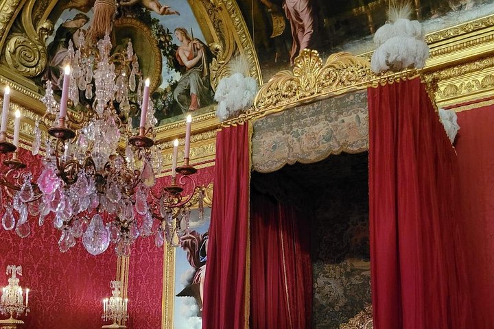 Guided tour of the Palace of Versailles, France, showcasing its opulent interiors and gardens, photo 6 | wizardtrip