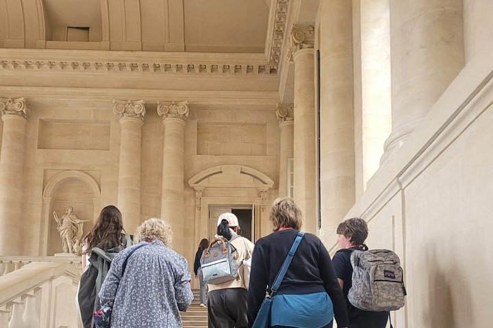 Guided tour of the Palace of Versailles, France, showcasing its opulent interiors and gardens, photo 7 | wizardtrip