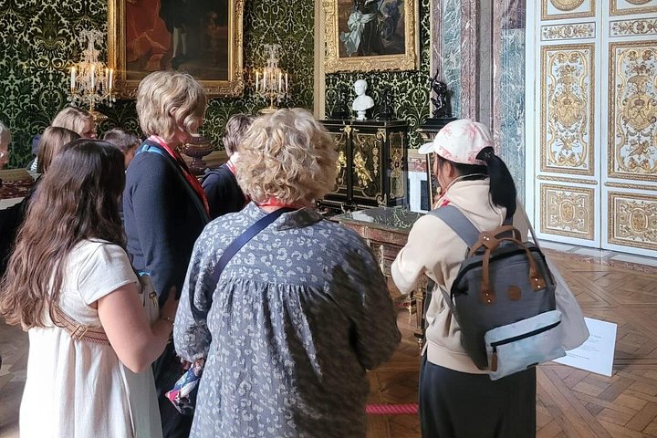 Guided tour of the Palace of Versailles, France, showcasing its opulent interiors and gardens, photo 11 | wizardtrip