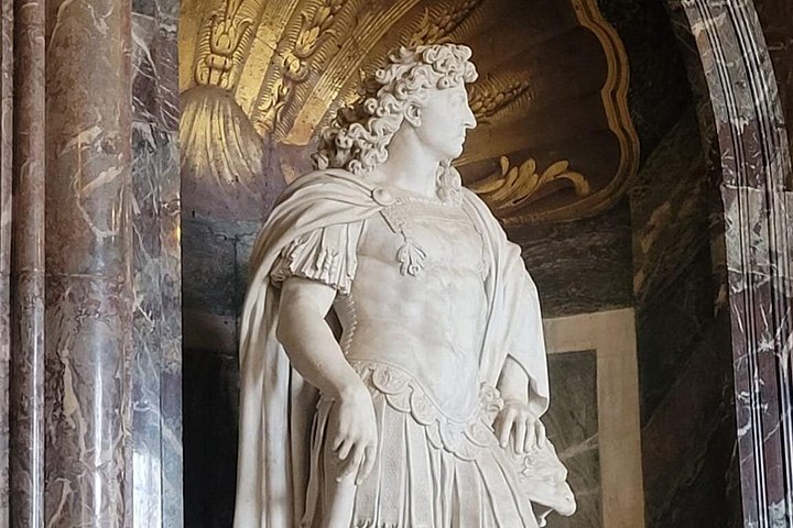 Guided tour of the Palace of Versailles, France, showcasing its opulent interiors and gardens, photo 12 | wizardtrip