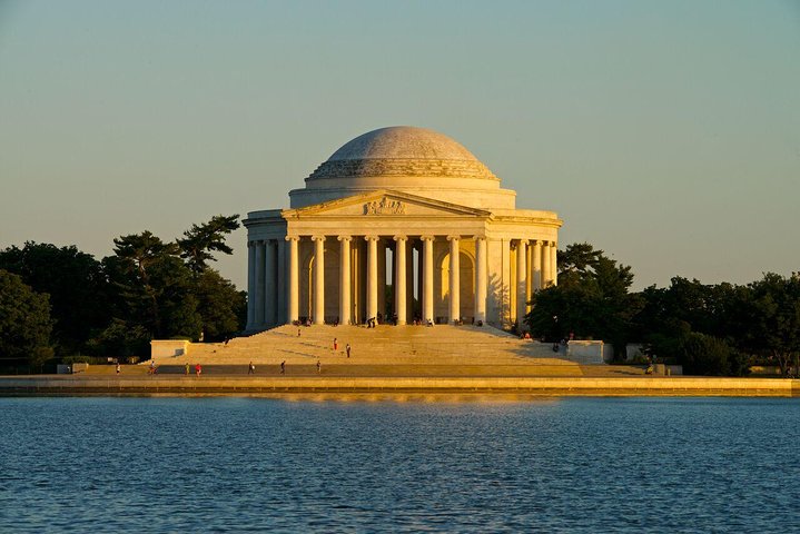 Night tour of Washington DC monuments by trolley, including the White House and Lincoln Memorial, photo 7 | wizardtrip