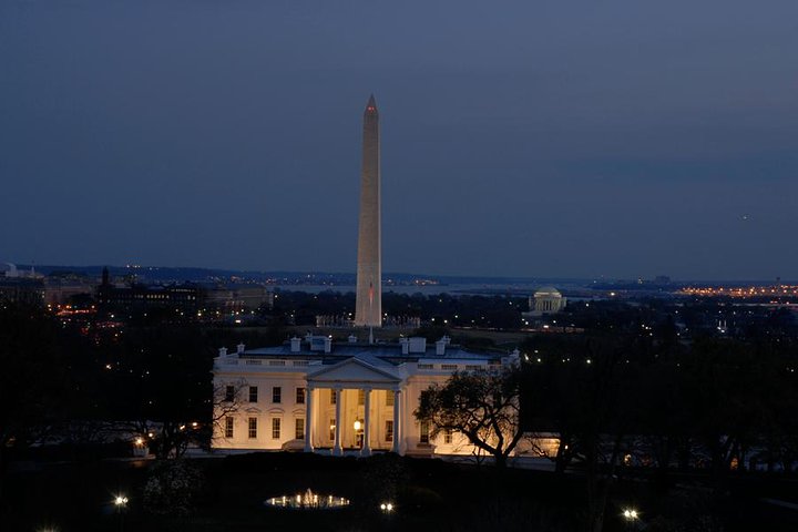 Night tour of Washington DC monuments by trolley, including the White House and Lincoln Memorial, photo 8 | wizardtrip