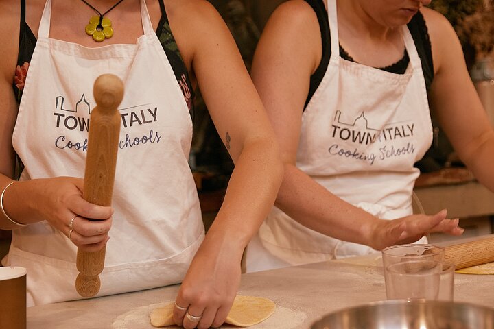 Hands-on Italian cooking class in Florence, learning pasta making or lasagna preparation with wine, photo 18 | wizardtrip