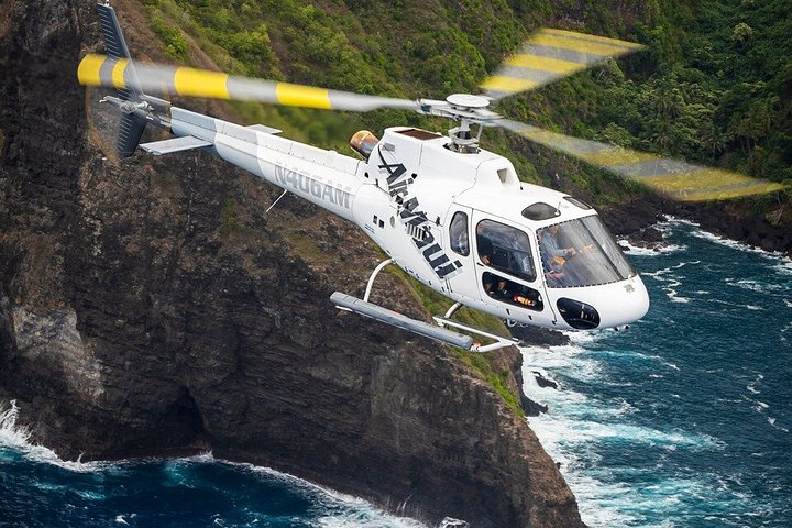 Scenisk helikoptertur över Maui och Molokai, med berg, kustlinjer och vattenfall, foto 6 | wizardtrip