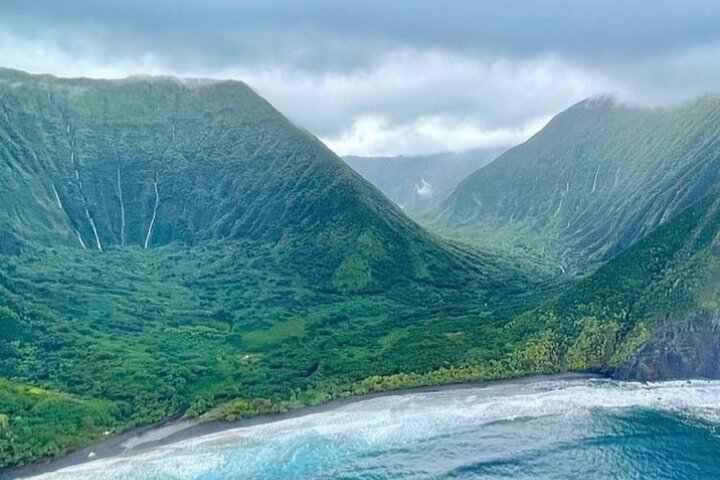 Scenisk helikoptertur över Maui och Molokai, med berg, kustlinjer och vattenfall, foto 7 | wizardtrip
