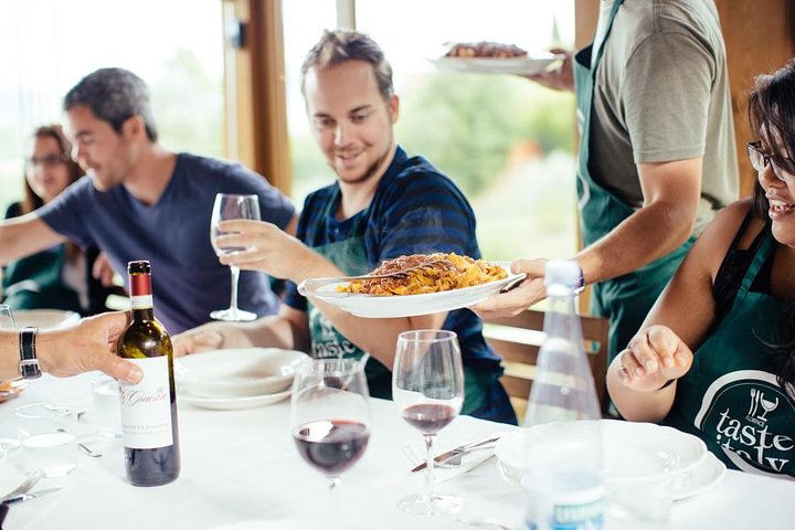 Praktischer Pastakochkurs in einem toskanischen Bauernhaus mit malerischer Aussicht, inklusive Marktbesuch und Mahlzeit, Foto 10 | wizardtrip
