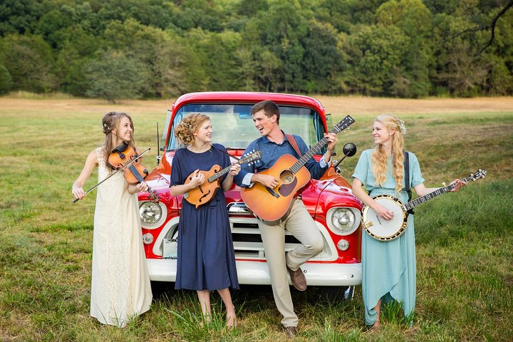 The Petersens framför amerikansk rootsmusik live på The Little Opry Theatre i Branson, foto 7 | wizardtrip