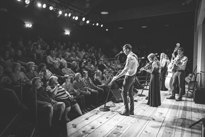 The Petersens framför amerikansk rootsmusik live på The Little Opry Theatre i Branson, foto 10 | wizardtrip