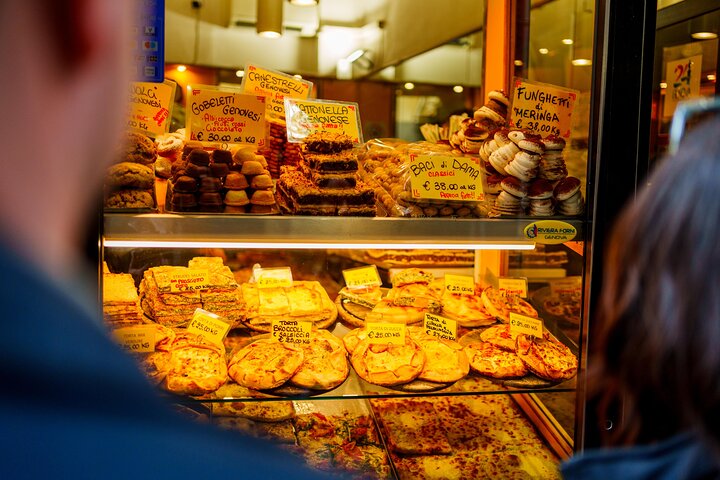 Visite gastronomique de Gênes dégustant des spécialités locales comme le pesto et la focaccia avec un guide, photo 6 | wizardtrip