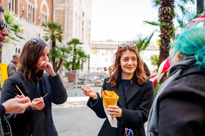 Visite gastronomique de Gênes dégustant des spécialités locales comme le pesto et la focaccia avec un guide, photo 7 | wizardtrip