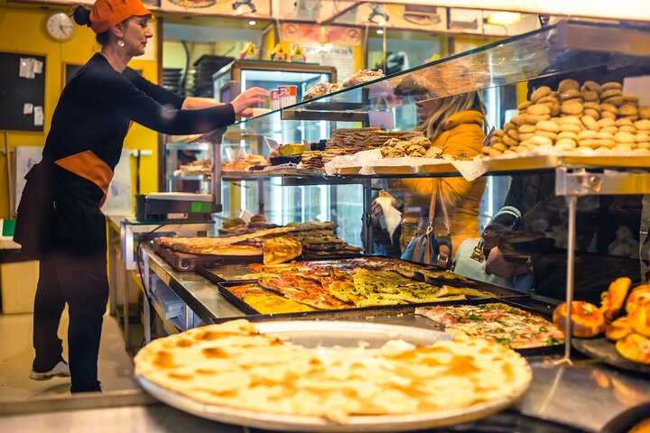 Visite gastronomique de Gênes dégustant des spécialités locales comme le pesto et la focaccia avec un guide, photo 9 | wizardtrip