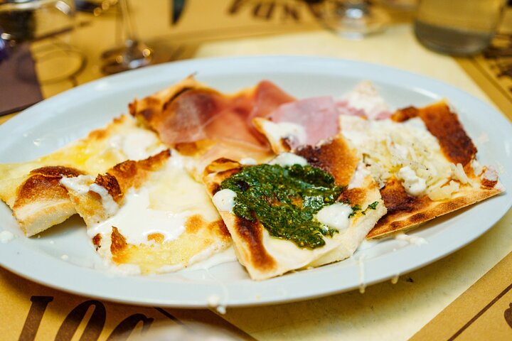 Visite gastronomique de Gênes dégustant des spécialités locales comme le pesto et la focaccia avec un guide, photo 11 | wizardtrip