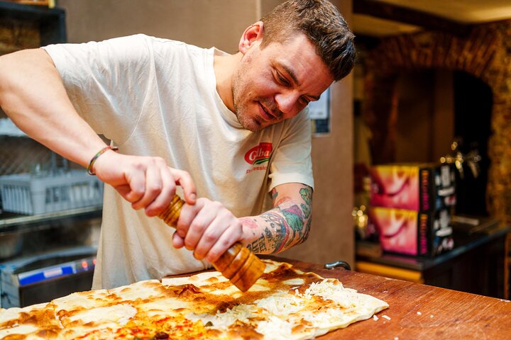 Visite gastronomique de Gênes dégustant des spécialités locales comme le pesto et la focaccia avec un guide, photo 12 | wizardtrip