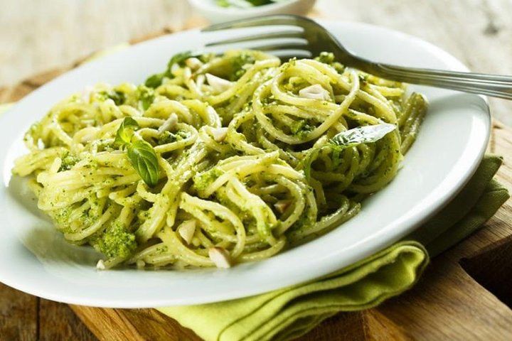Visite gastronomique de Gênes dégustant des spécialités locales comme le pesto et la focaccia avec un guide, photo 13 | wizardtrip