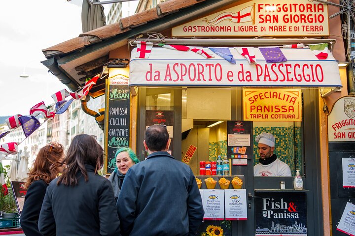 Visite gastronomique de Gênes dégustant des spécialités locales comme le pesto et la focaccia avec un guide, photo 16 | wizardtrip