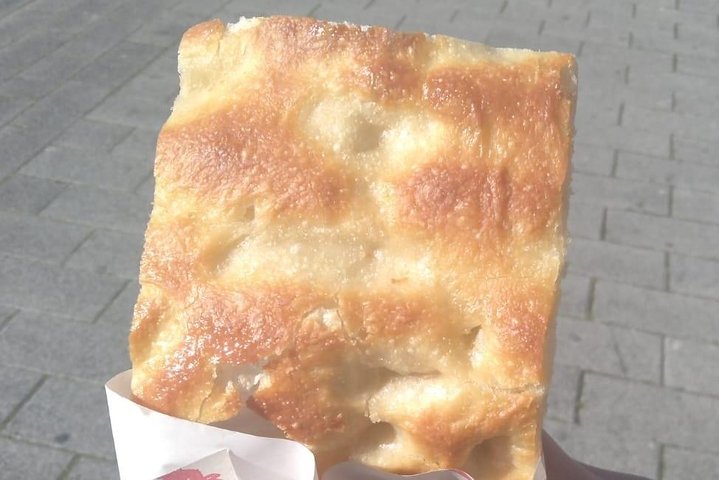 Visite gastronomique de Gênes dégustant des spécialités locales comme le pesto et la focaccia avec un guide, photo 18 | wizardtrip